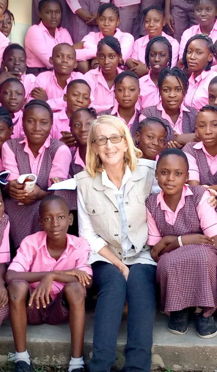 Phyllis Sortor surrounded by Nigerian schoolchildren
